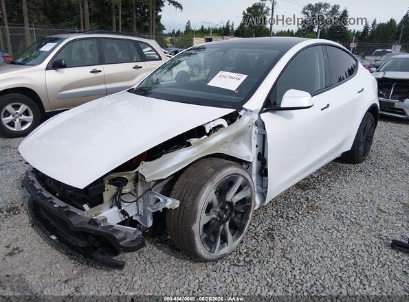 7SAYGDEE8TF426294 2026 TESLA MODEL Y White Առջևի ձախ երեք քառորդ տեսարան