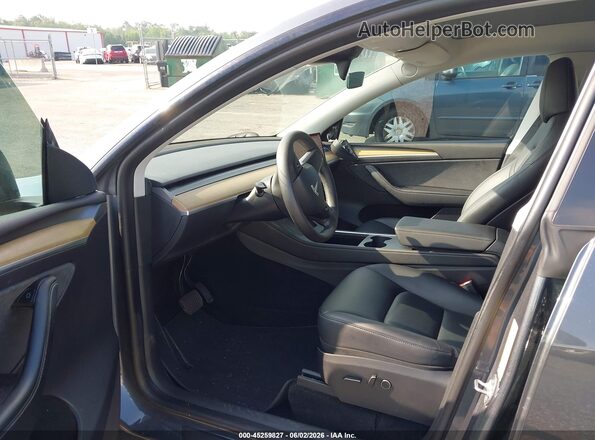 7SAYGDEE9PA032855 2023 TESLA MODEL Y Blue Widok wnętrza z przodu