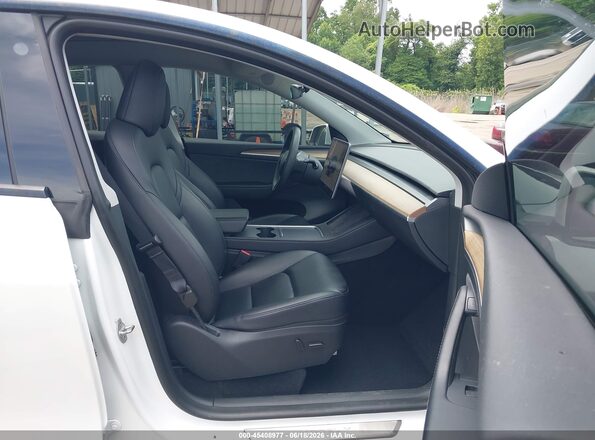 7SAYGDEE9PA037697 2023 TESLA MODEL Y White Vista interior delantera