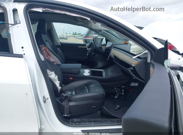 7SAYGDEE9PA127514 2023 TESLA MODEL Y White Вид салону спереду