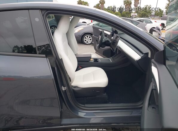 7SAYGDEE9PF631435 2023 TESLA MODEL Y Gray წინა სალონის ხედი