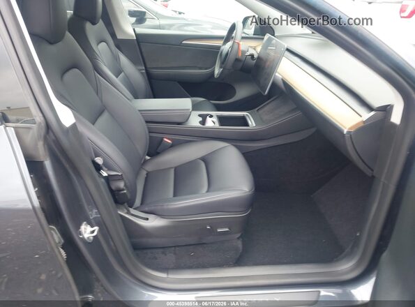 7SAYGDEE9PF710555 2023 TESLA MODEL Y Gray Widok wnętrza z przodu
