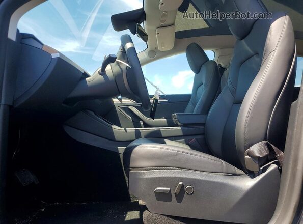 7SAYGDEE9RA253620 2024 TESLA MODEL Gray Widok wnętrza z przodu