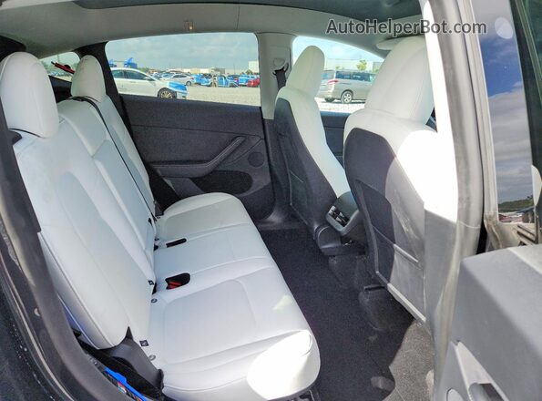 7SAYGDEE9RA321303 2024 TESLA MODEL Gray Vista de los asientos traseros