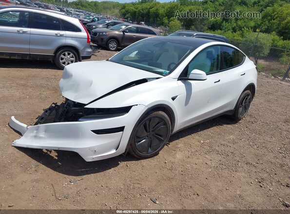 7SAYGDEE9TF358636 2026 TESLA MODEL Y White წინა მარცხენა ხედი სამი მეოთხედიდან