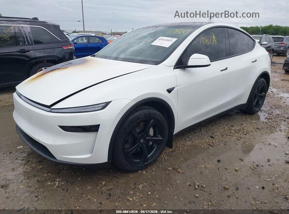 7SAYGDEE9TF408600 2026 TESLA MODEL Y White Առջևի ձախ երեք քառորդ տեսարան