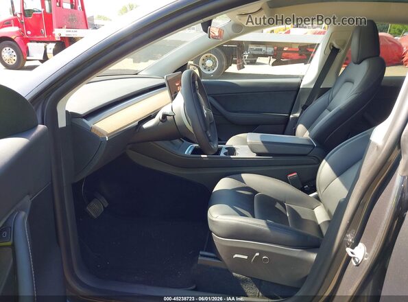 7SAYGDEEXNA009372 2022 TESLA MODEL Y Gray Front interior view