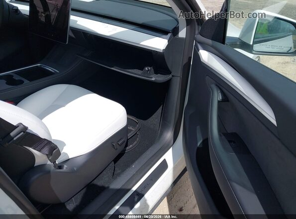 7SAYGDEEXPA098525 2023 TESLA MODEL Y White წინა სალონის ხედი