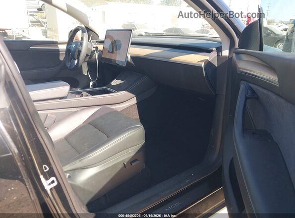 7SAYGDEEXPF855734 2023 TESLA MODEL Y Black Front interior view