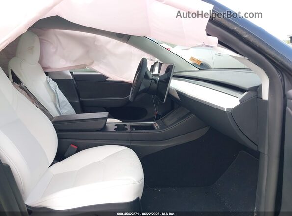 7SAYGDEEXRA308804 2024 TESLA MODEL Y Gray Widok wnętrza z przodu