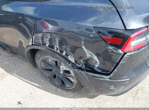 7SAYGDEEXRA308804 2024 TESLA MODEL Y Gray Widok z przodu
