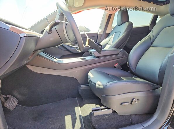 7SAYGDEEXRF060671 2024 TESLA MODEL Черный Вид салона спереди