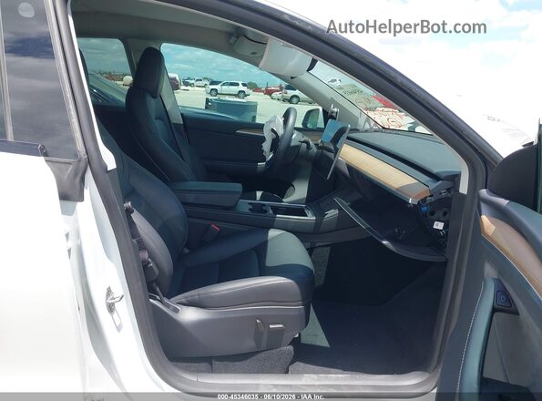 7SAYGDEEXSA353134 2025 TESLA MODEL Y Белый Вид салона спереди