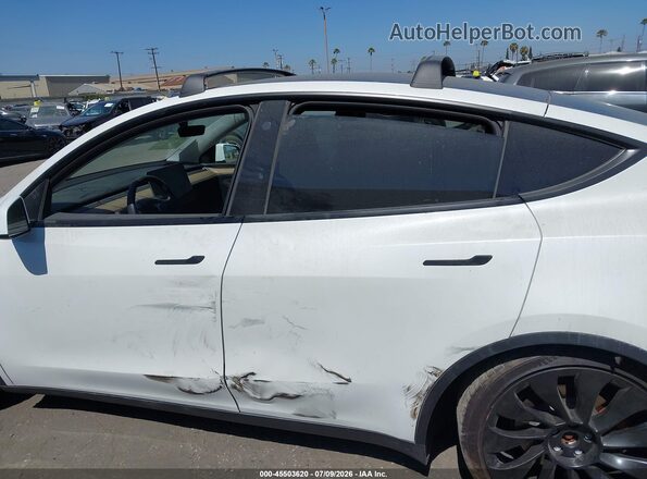 7SAYGDEF0NF555464 2022 TESLA MODEL Y White Widok wnętrza 360 stopni