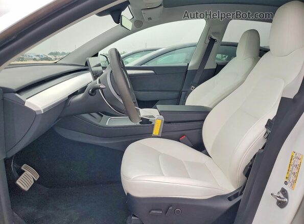 7SAYGDEF1RA275099 2024 TESLA MODEL White Vista interior delantera