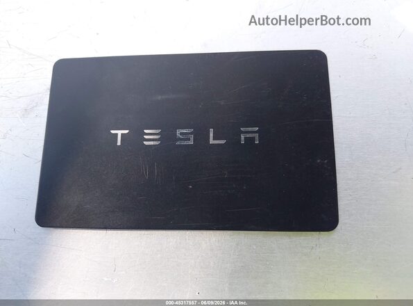 7SAYGDEF4NF491137 2022 TESLA MODEL Y Красный Вид панели приборов