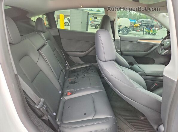 7SAYGDEF5RA307245 2024 TESLA MODEL White Vista de los asientos traseros