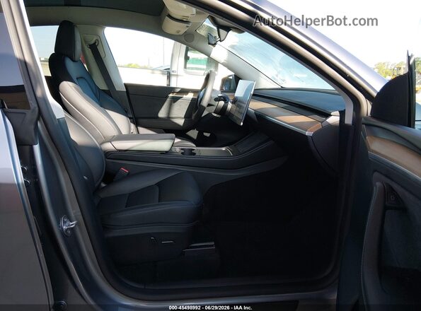 7SAYGDEF5SA363076 2025 TESLA MODEL Y Gray Vista interior delantera