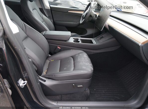 7SAYGDEF6RF039485 2024 TESLA MODEL Y Black Widok wnętrza z przodu