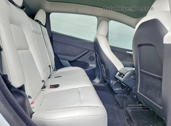 7SAYGDEF6SF221564 2025 TESLA MODEL White Vista de los asientos traseros
