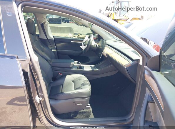 7SAYGDEF8RF106717 2024 TESLA MODEL Y Серый Вид салона спереди