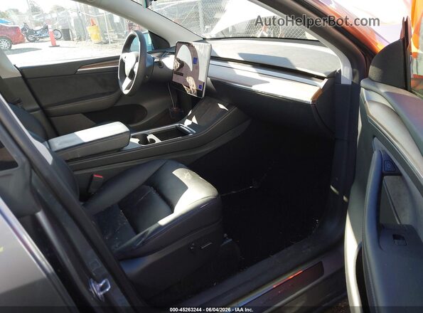7SAYGDEF8RF195060 2024 TESLA MODEL Y Серый Вид салона спереди