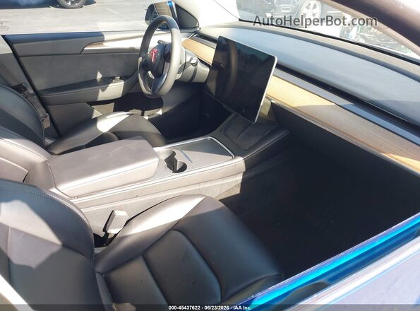 7SAYGDEF9NF565054 2022 TESLA MODEL Y Blue Widok wnętrza z przodu