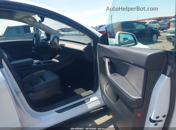 7SAYGDEFXNF409525 2022 TESLA MODEL Y Белый Вид салона спереди