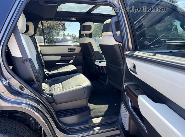 7SVAAAAA8PX002228 2023 TOYOTA SEQUOIA Gray Հետևի տեսք