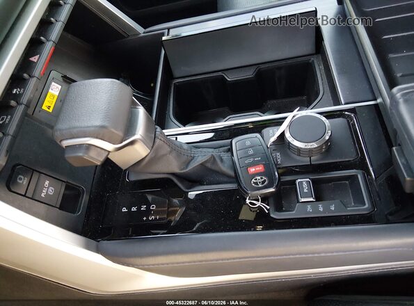 7SVAAABA0RX022877 2024 TOYOTA SEQUOIA White Առջևի վահանակի տեսք