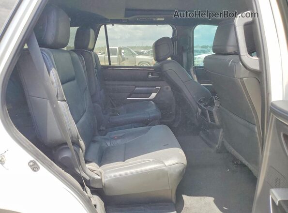7SVAAABA3RX041259 2024 TOYOTA SEQUOIA White Vista interior trasera
