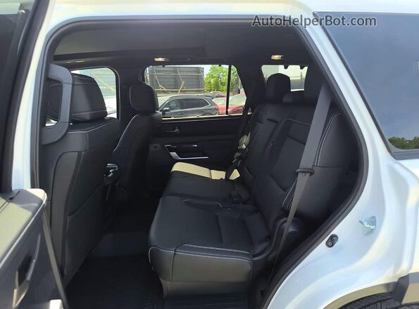 7SVAAABA4TX083561 2026 TOYOTA SEQUOIA White Vista del compartimento del motor