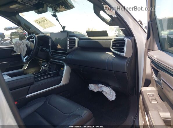 7SVAAABA5RX048004 2024 TOYOTA SEQUOIA White Սալոնի դիմացի տեսք