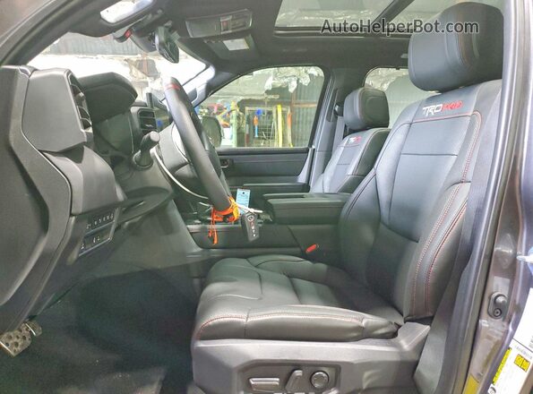 7SVAAABA7RX046755 2024 TOYOTA SEQUOIA Gray Vista interior delantera
