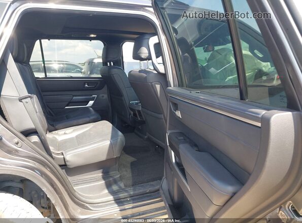 7SVAAABA9PX013561 2023 TOYOTA SEQUOIA Gray Widok naklejki z numerem VIN