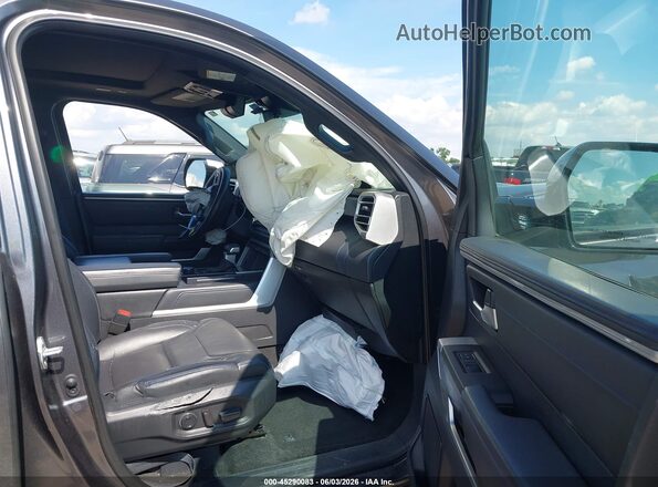 7SVAAABA9PX013561 2023 TOYOTA SEQUOIA Gray Widok wnętrza z przodu