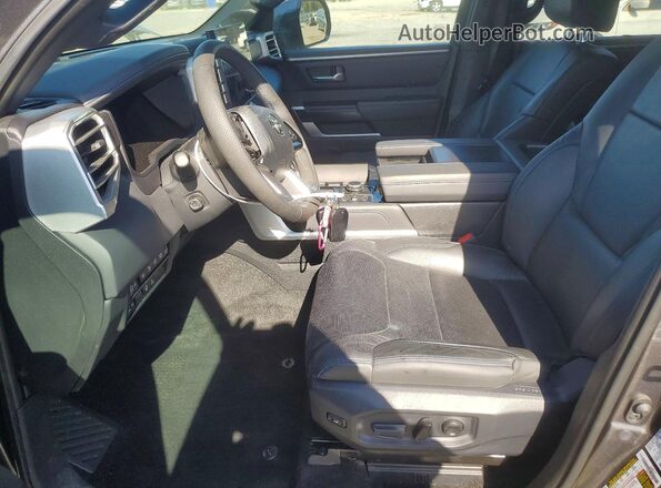 7SVAAABA9PX015102 2023 TOYOTA SEQUOIA Charcoal Widok wnętrza z przodu