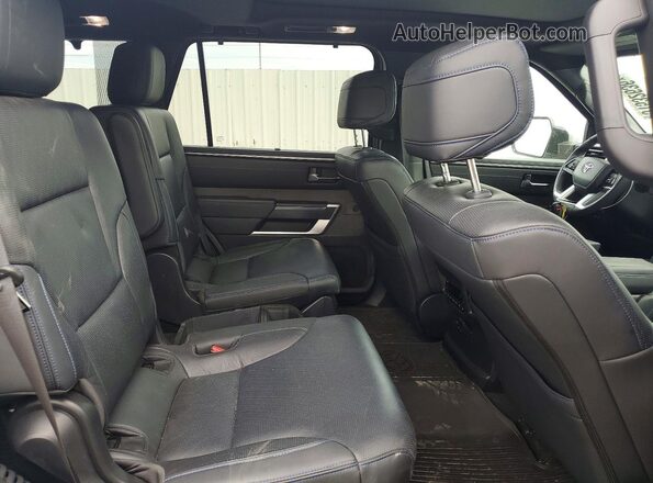 7SVAAABAXSX065581 2025 TOYOTA SEQUOIA Silver უკანა სალონის ხედი