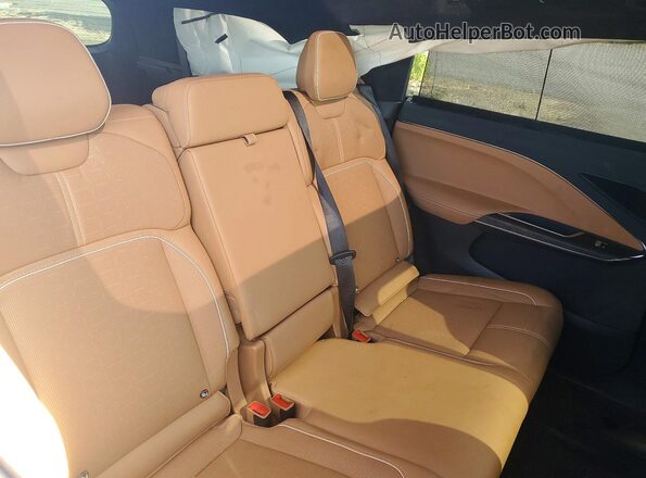7UUG1GHJ8TA045767 2026 LUCID GRAVITY Green Vista de los asientos traseros