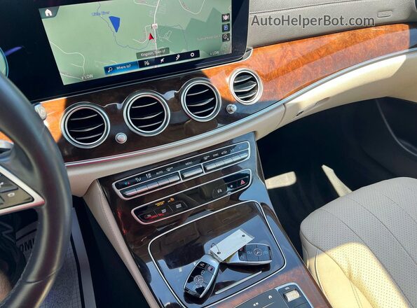W1KZF8EB3NB032781 2022 MERCEDES-BENZ E-CLASS Blue Vista del compartimento del motor