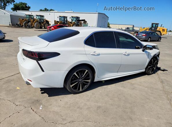 JTNB11HK0J3038695 2018 TOYOTA CAMRY White 