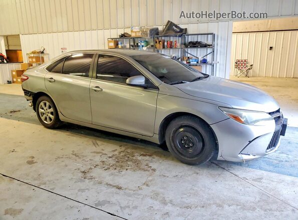 4T1BF1FK7HU670103 2017 TOYOTA CAMRY Silver Вид спереду