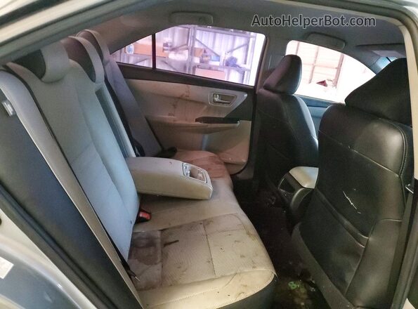4T1BF1FK7HU670103 2017 TOYOTA CAMRY Silver Вид задньої частини салону