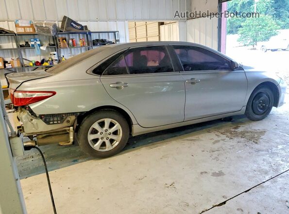 4T1BF1FK7HU670103 2017 TOYOTA CAMRY Silver Передня права чверть