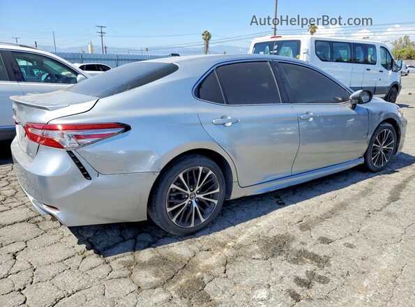 4T1B11HK4JU577038 2018 TOYOTA CAMRY Серебряный 