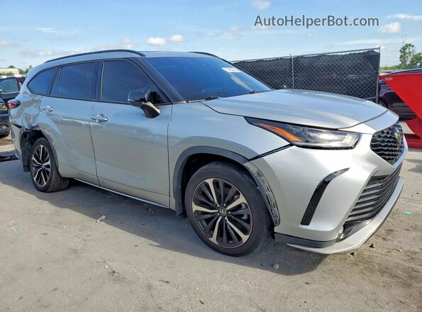 5TDJZRBHXNS170047 2022 TOYOTA HIGHLANDER Silver Widok z przodu