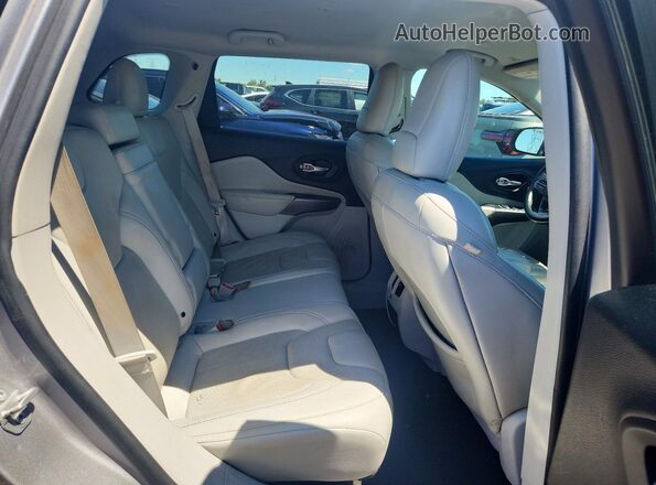 1C4PJMDN9KD216594 2019 JEEP CHEROKEE Silver უკანა სალონის ხედი