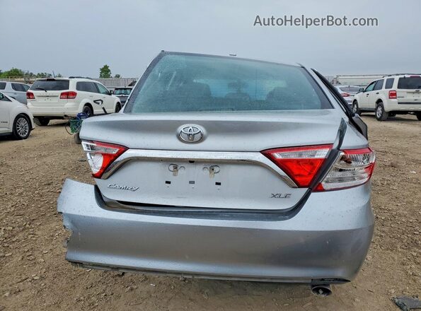 4T1BF1FKXHU675733 2017 TOYOTA CAMRY Серебряный Вид салона спереди