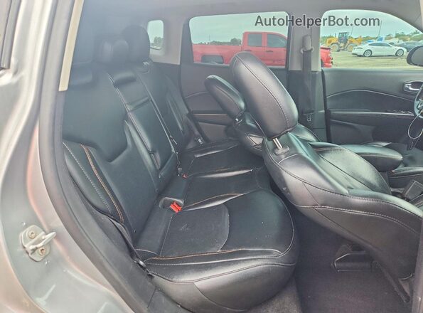 3C4NJCCB4KT711322 2019 JEEP COMPASS Silver Սալոնի հետևի տեսք
