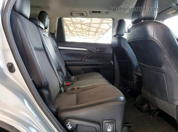 5TDZZRFH1KS347643 2019 TOYOTA HIGHLANDER Silver Rear interior view